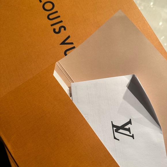 Louis Vuitton trainers - Picture 9 of 9